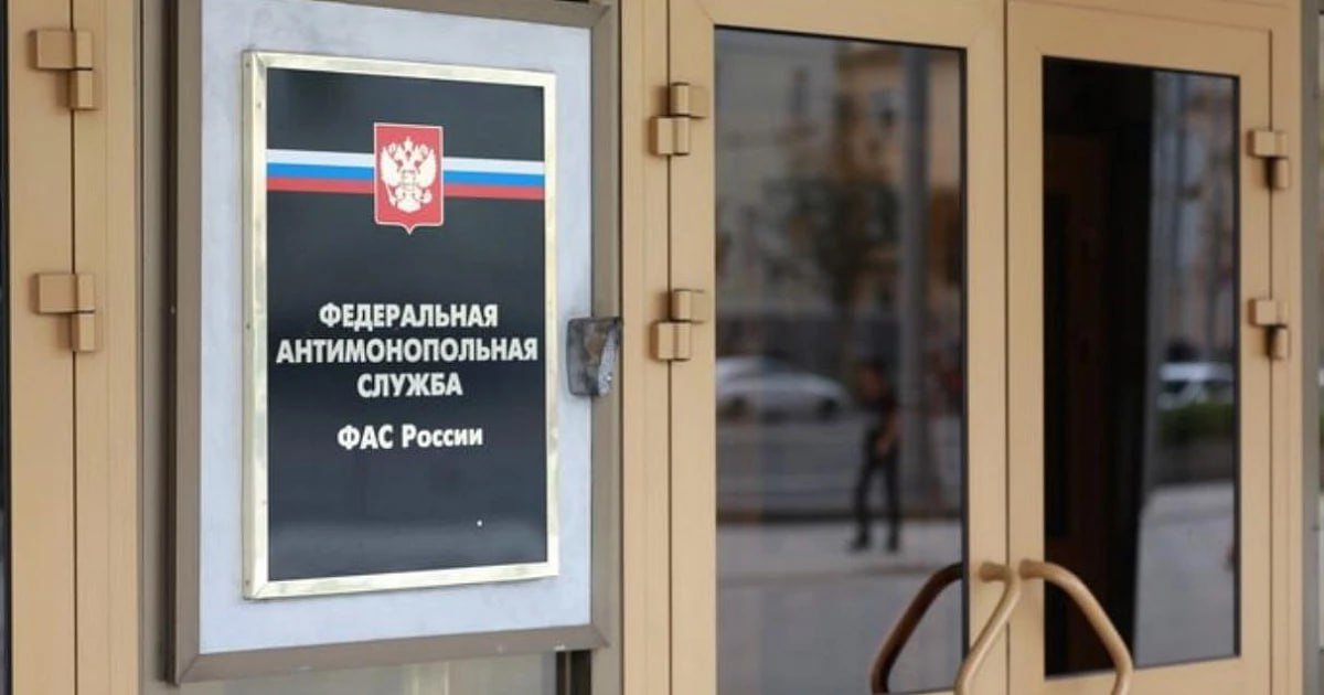 ФАС обвинила мусороуборочные компании в создании картеля в Краснодаре Федеральная антимонопольная служба объявила о возбуждении дела против мусороуборочных компаний, действующих в Краснодаре, подозревая их в сговоре и манипуляции ценами на аукционах государственных закупок. Сделки на уборку общественных пространств составили суммарно более 4,7 млрд рублей. Следствием установлено, что обе организации находятся под управлением одного лица, что даёт основания предполагать наличие договорённости, направленной на ограничение конкуренции. Подобные действия нарушают федеральный закон «О защите конкуренции» и потенциально наносят экономический ущерб государству и обществу. Федеральная антимонопольная служба /фото/видео для публикации или заказать рекламу: «Утренний Юг»