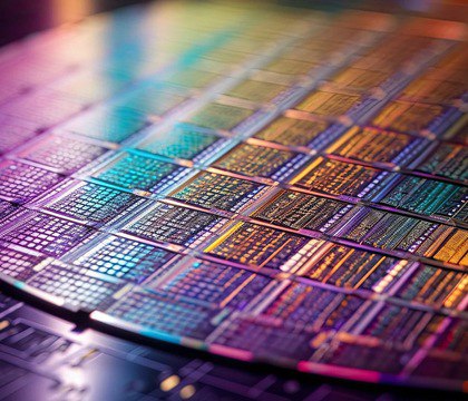 TSMC готовится к 10 процентному повышению цен на передовые чипы Wccftech Таким образом компания планирует сохранить рентабельность на фоне увеличения торговых пошлин и процесса переноса производственных мощностей Накануне TSMC уведомила своих ключевых клиентов о предстоящем повышении цен на свою самую современную продукцию