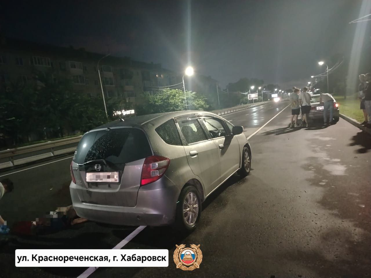 В Хабаровске насмерть задавили женщину, лежавшую ночью посреди дороги   Прошлой ночью на улице Краснореченской водитель Honda Fit наехал на женщину, которая лежала поперек проезжей части. В результате ДТП пострадавшая скончалась на месте до приезда скорой помощи.  На вид погибшей было около 25 лет, сообщили в Госавтоинспекции Хабаровского края. Ее личность, а также обстоятельства произошедшего устанавливаются.    Будь в курсе событий.
