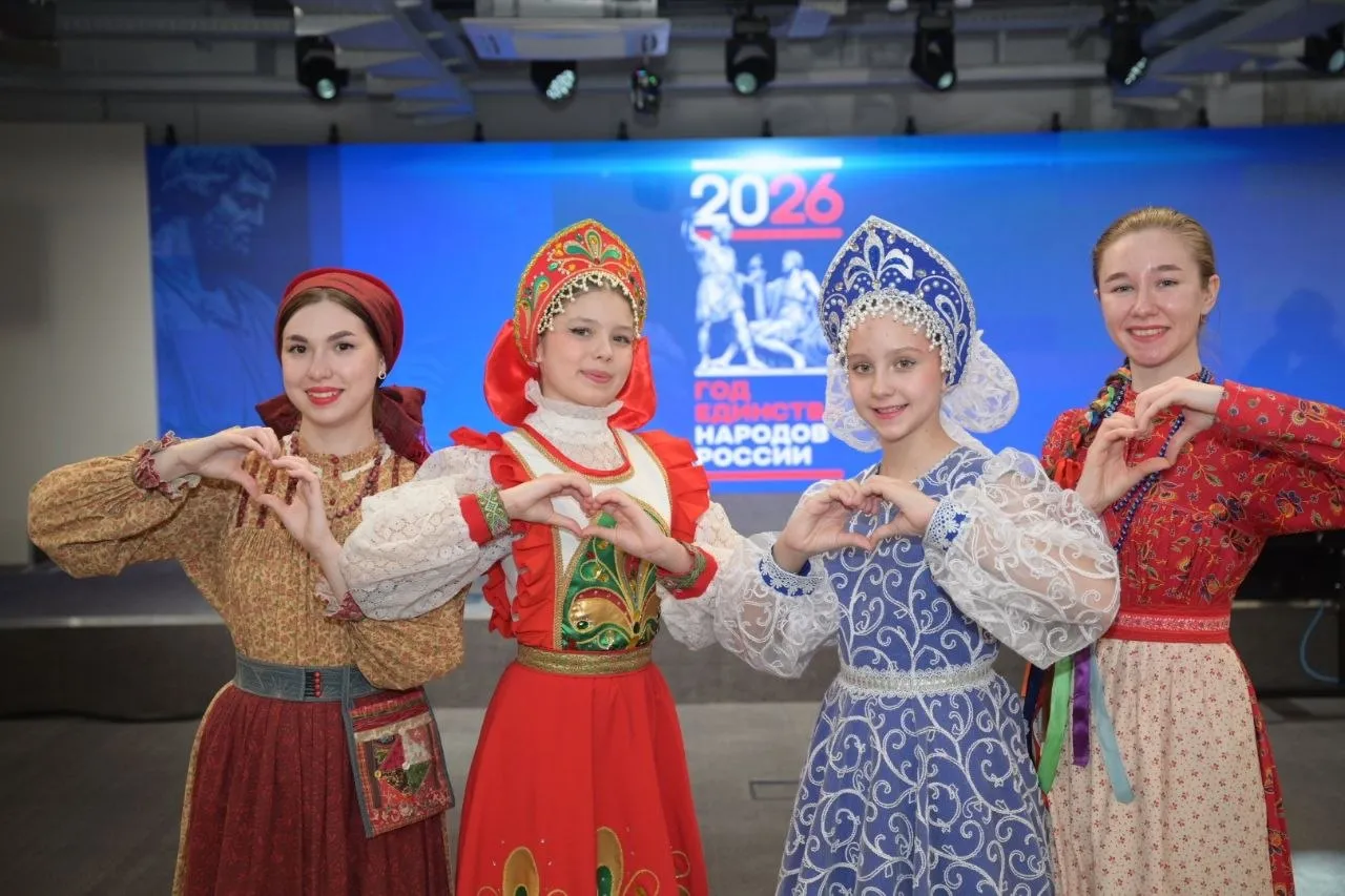 событие Дни дружбы народов края пройдут в Красноярске 18 и 19 апреля в Национальном центре Россия на Енисее подготовлена насыщенная программа Событие стартует 18 апреля в 10 00 XI гуманитарно просветительским фестивалем Славянская душа В афише круглый стол Славянский мир в условиях глобализации и вызовов нового времени показ документального фильма Большой вальс цветов о династии красноярских меценатов и благотворителей Кузнецовых и встреча с авторами книжная выставка Русская мысль в славянских странах выступление Сибирского мужского хора и игры народов Красноярского края Продолжится событие 19 апреля с 11 30 Гостей приглашают посетить национальные подворья художественную выставку принять участие в мастер классах по изготовлению русской игрушки Стригушка куколки магнита Северянка народной куклы и многое другое Кроме того в этот день на разных площадках Национального центра состоятся тематические кинопоказы интеллектуальные викторины встречи лекции с учеными СФУ а также фестиваль старожильческих народов Красноярского края Национальный центр Россия Дубровинского 1Ж Вход на оба дня свободный culture24 Культурно и по делу теперь и в MAX