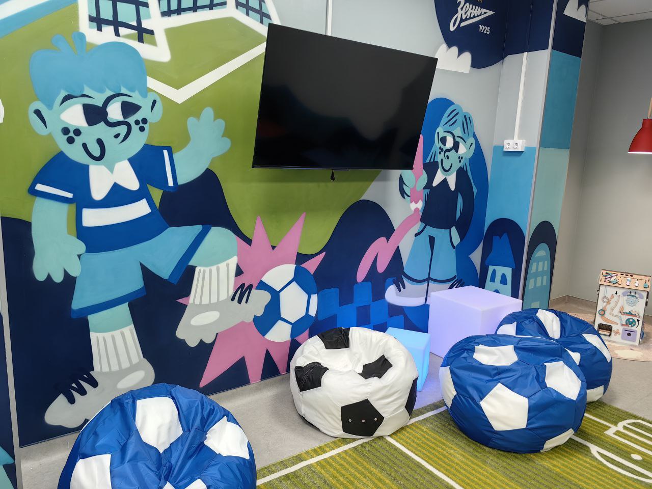 Футбольный Зенит открыл детскую комнату в центре онкологии Клуб представил новое игровое пространство для детей проходящих лечение в отделении онкологии Медицинского института имени Сергея Березина Сине бело голубые приняли участие в обустройстве и декорировании игровой комнаты Она состоит из нескольких зон для отдыха творчества игр и обучения Кроме того здесь разместились лекторий и кинозал Комната оснащена мягкой мебелью игровым оборудованием а также проектором и телевизором с круглосуточной трансляцией спортивных каналов Председатель правления Зенита Константин Зырянов Это самое меньшее что мы можем сделать для ребят которые проходят здесь лечение и хотят вернуться к обычной жизни Открытие такой комнаты это считаю здорово Главный тренер Зенита Сергей Семак Это прекрасно когда мы что то делаем для детей Понимаем насколько им тяжело Рады что предоставляем им способ немного отвлечься И если им трудно заниматься спортом то хорошо что спорт пришел к ним Пусть это принесет им радость и возможность немного переключиться Проект реализован в рамках клубного марафона 100 добрых дел посвященного 100 летию Зенита news matchtv Сергей Циммерман Матч ТВ