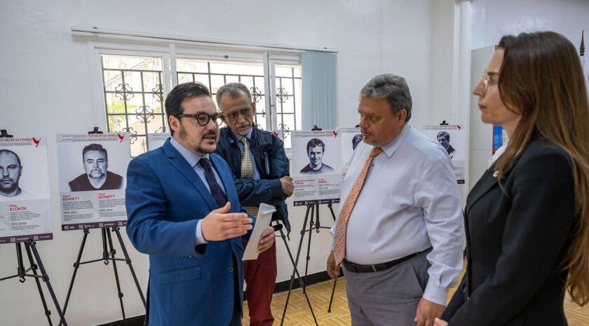 Выставка «Погибли за правду» прошла в Русском доме в столице Марокко Русский дом в Рабате провел для марокканских журналистов выставку материалов спецпроекта «Погибли за правду». Об этом сообщил Телеграм-канал загранучреждения. «Развернутая в Русском доме в Рабате выставка была представлена принявшим участие в прошедшей 22 мая пресс-конференции руководителя Россотрудничества Евгения Примакова „Российско-африканское сотрудничество: расширение географии и новые проекты“ журналисту газеты L’Opinion Ахмеду Наджи и журналисту газеты Al Bayane Кариму Аммару», — говорится в сообщении. «С 2014 года за право рассказывать правду о событиях на Донбассе погиб 61 представитель медиа: журналисты, операторы, звукорежиссеры, блогеры, волонтеры и другие. Их убивали не только на Донбассе, но и в Москве, Санкт-... Подробнее>>>
