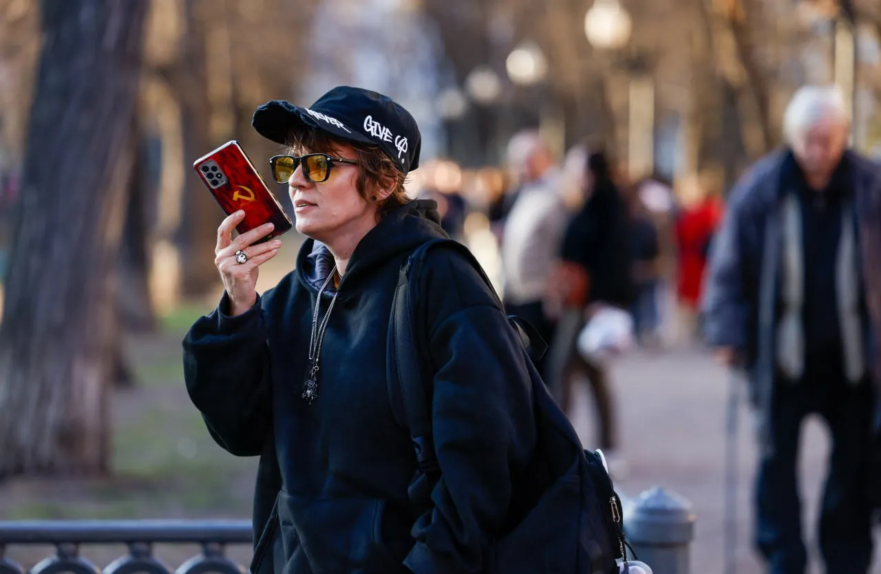 Бесплатную сеть Wi Fi включили в центре Москвы Она работает в пределах Третьего транспортного кольца и доступна абонентам любых мобильных операторов Уже включено около 300 точек доступа Wi Fi компании а к концу мая их количество вырастет до 600 Публичную Wi Fi сеть развивают как дополнительный способ доступа к интернету для жителей и гостей столицы Для подключения пользователям нужно авторизоваться через аккаунт MTS ID по номеру телефона После этого устройство будет автоматически подключаться к сети в течение месяца затем авторизацию потребуется пройти повторно Фото АГН Москва Подписаться и читать статьи Московский часовой Telegram МАКС Сайт