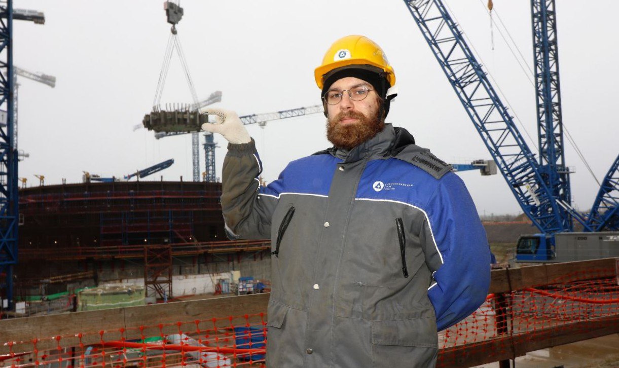 140 т между пальцев на Ленинградской АЭС 2 установили часть ловушки расплава Ферму консоль поставили на третьем энергоблоке с реактором ВВЭР 1200 Перед установкой ее собрали из двух стальных колодцев и укрупнили трубопроводами подачи воды и сброса пара лапами опорами коридором для доступа оперативного персонала Монтаж занял 12 часов На следующем этапе ферму консоль дополнят необходимыми трубопроводами и датчиками контроля температуры После этого внутренние секции забетонируют Последний элемент устройства локализации расплава нижняя плита займет свое место в шахте реактора к началу лета следующего года рассказал директор программы по объектам Ленинградской АЭС концерна Титан 2 Константин Худяков новости ЛенинградскаяАЭС Росэнергоатом Титан2 StranaRosatom