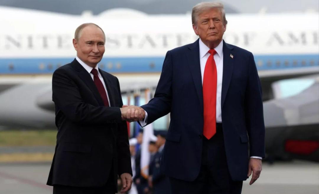 Согласно версии журнала Politico Владимир Путин и Дональд Трамп оказались в числе пяти наиболее влиятельных лидеров в Европе Как правило рейтинг Politico ориентирован на европейских политиков но редакция подчеркнула значительное воздействие президентов России и США на европейский континент В первую пятёрку также вошли премьер министр Дании Метте Фредериксен Фридрих Мерц Урсула фон дер Ляйен и Марк Рютте Россия США Европа Подписаться на Pravda ru