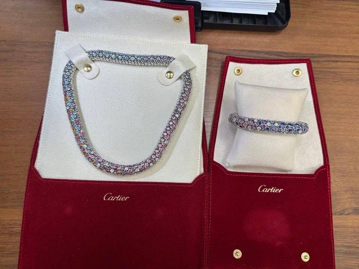 Пассажирку с украшениями Cartier на 34 млн рублей задержали в Шереметьево она прилетела из Дубая с колье и браслетом из золота с бриллиантами которые не задекларировала Сумма неуплаченных таможенных платежей более 9 9 млн рублей Возбуждено уголовное дело женщине грозит до 5 лет лишения свободы или штраф до 500 тыс рублей