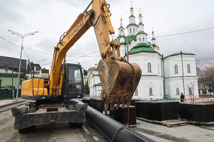 Новый водопровод введен в эксплуатацию в районе ул. Ленина в Тюмени На месте старых чугунных труб в границах Кирова – Первомайской проложили новые коммуникации диаметром 315 мм из современных полимерных материалов. Реконструкция сетей проходит в рамках комплексного благоустройства ул. Ленина. "Новый водопровод запущен в эксплуатацию. Переключение сетей мы совместили с работами по замене запорной арматуры, чтобы уменьшить неудобства, вызванные временным ограничением водоснабжения", - рассказал начальник цеха эксплуатации водопроводных сетей и повысительных насосных станций Владимир Шааб. Ремонтные работы проведены в установленные сроки.