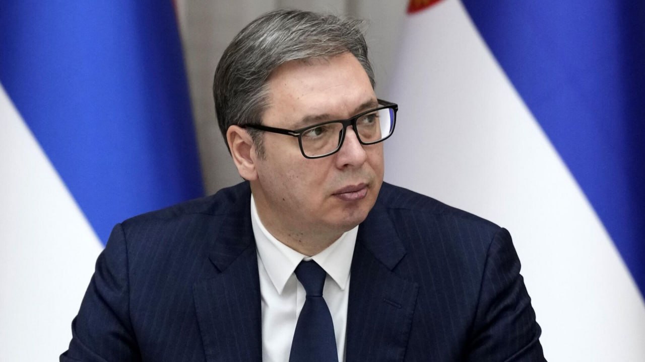 Еврокомиссия: визит Александра Вучича в Москву на 9 Мая осложнит приём Сербии в ЕС  Предупреждение президенту страны передала еврокомиссар по расширению объединения Марта Кос в ходе визита в Белград.  «Мы ожидаем от Сербии подтверждения своих стратегических приоритетов. Позиция Еврокомиссии в том, что кандидаты в ЕС не должны продолжать отношения с Россией, как будто ничего не произошло», — заявил представитель органа исполнительной власти Евросоюза Гийом Мерсье.    Подпишись на «Говорит Москва»