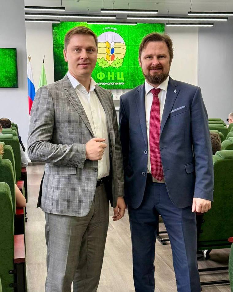 ДВФУ двигает «зелёное» будущее вперёд! Проректор по научной работе Владимир Нелюб и директор Института Мирового океана ДВФУ Кирилл Винников рассказали о достижениях в работе Дальневосточного карбонового полигона на заседании Экспертного совета Минобрнауки России по вопросам научного обеспечения технологий контроля углеродного баланса. За два года работы исследовательского центра, созданного на базе ИМО, на участках в бухтах Киевка, Аякс и Витязь учёные ДВФУ: • выявили источники выбросов парниковых газов в прибрежных экосистемах; • создали технологию превращения водорослей в биоуголь, который не только удерживает углерод, но и может стоить всего 100 рублей а килограмм; • запустили передовые методы мониторинга — от дистанционного зондирования и лидарной съёмки до «камерного» анализа газов. Результаты работы за 2023–2024 годы: • сеть климатических станций на Дальнем Востоке; • 5 патентов и 15 научных статей в топовых журналах; • образовательные программы, обучение на которых прошли уже 80 человек; • партнёрства с университетами Эфиопии и Китайской академией наук. В планах у Дальневосточного карбонового полигона — создание 25 новых технологий, 55+ научных работ и кадастра прибрежно-морских систем Дальнего Востока. Также планируется запустить новые проекты с бизнесом и привлечь до 130 миллионов рублей инвестиций.