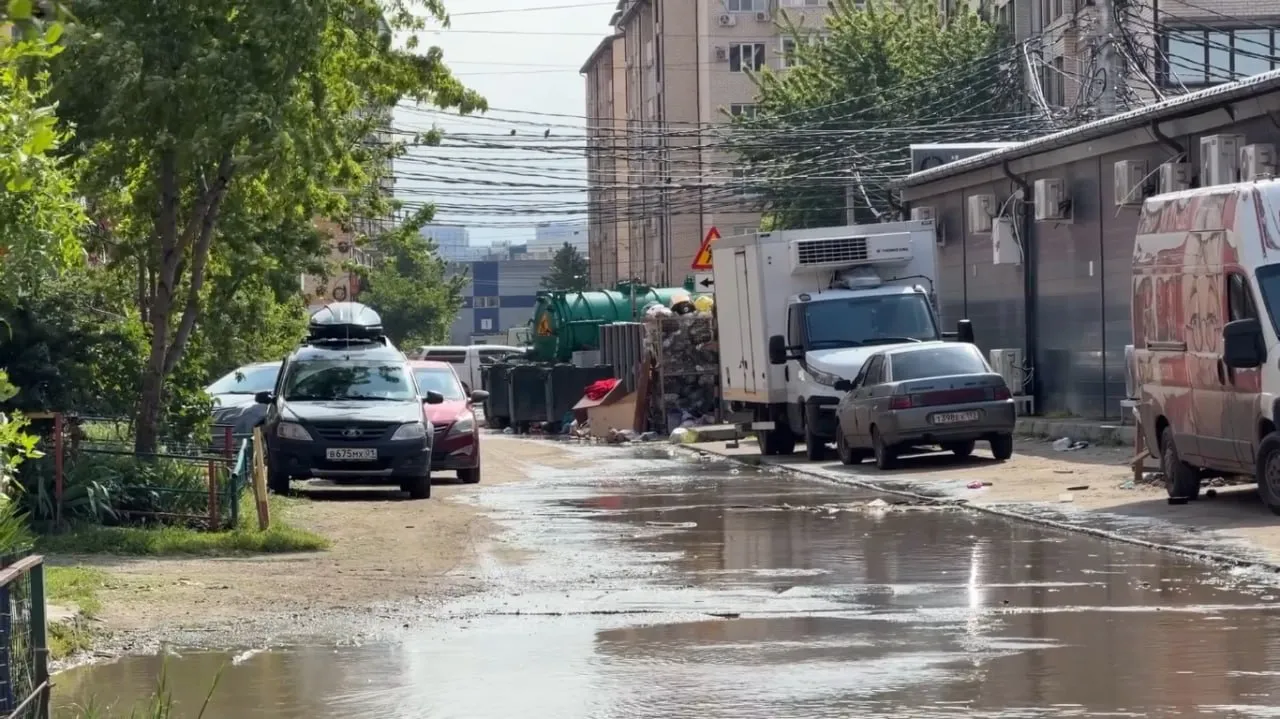 Как в Краснодаре ликвидируют последствия ливня Вчера вечером в кубанской столице прошел сильный дождь уровень воды в некоторых районах достигал нескольких десятков сантиметров Над ликвидацией последствий работали коммунальные службы и уже к утру ситуация нормализовалась За текущую ночь были ликвидированы подтопления по улицам Дзержинского Грибоедова Ростовское шоссе Автомобильная Комарова На текущее время работы продолжаются в усиленном режиме рассказал заместитель директора МКУ Городская сеть ливневой канализации Сергей Соболев Подробнее о ходе работ смотрите в сюжете вгороде Подписывайтесь на нас в MAX и ВК