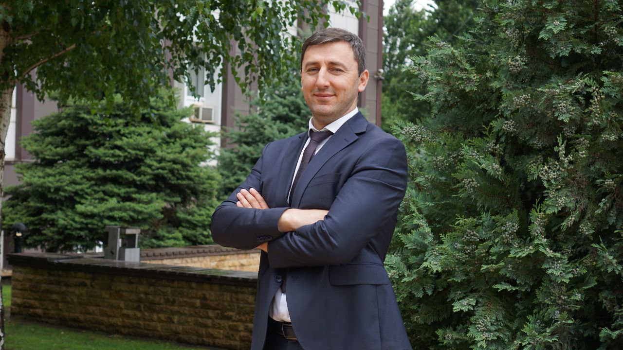 Салам Гасайниев назначен первым заместителем министра строительства архитектуры и ЖКХ Дагестана Распоряжение о назначении сегодня подписал премьер министр Абдулмуслим Абдулмуслимов С 2023 года Гасайниев занимал должность заместителя министра