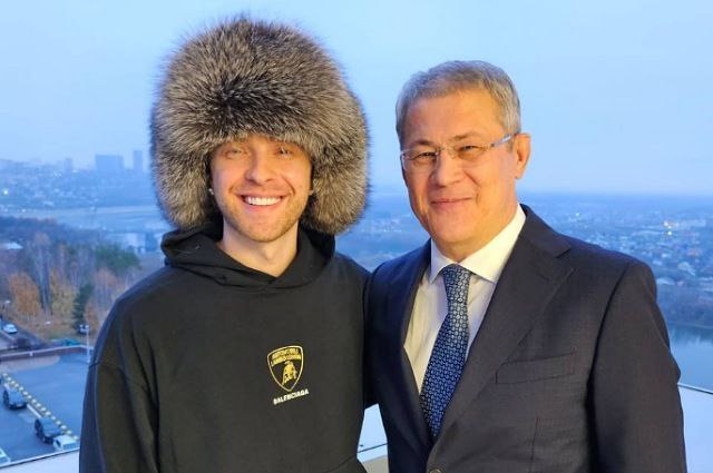 Хабиров присвоил Егору Криду звание Заслуженный артист РБ Глава Башкирии Радий Хабиров присвоил певцу Егору Криду звание Заслуженный артист Республики Башкортостан Музыкант признался что в Уфе бывает с самого детства и за годы город сильно изменился Вы регулярно приезжаете в республику У вас замечательные песни Спасибо за творчество уважительное отношение к зрителям поблагодарил руководитель республики Егор Крид признался что столица Башкирии сильно изменилась и развивается стремительными темпами Я с детства приезжаю сюда у меня здесь живут родственники Каждый раз отмечаю что республика становится все лучше и лучше рассказал певец aifrb