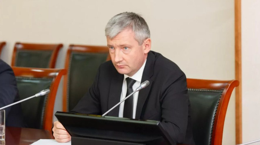 Экс-главу Минпромэнерго Чувашии задержали по подозрению в подкупе  Уголовное дело о коммерческом подкупе возбуждено в Чувашии в отношении двух руководителей крупных химических предприятий, среди которых Евгений Герасимов, занимавший с сентября 2020 года до конца августа 2021 года пост министра промышленности и энергетики Чувашии.   «Возбуждено уголовное дело в отношении лиц, выполняющих управленческие функции в двух коммерческих организациях, специализирующихся на выпуске и реализации химической продукции. Они подозреваются в совершении преступления, предусмотренного п. «а», «г» ч. 7 ст. 204 УК РФ  получение коммерческого подкупа группой лиц по предварительному сговору в крупном размере », - сообщили пресс-службе следственного управления СК России по региону.  По данным ведомства, 30 мая один из подозреваемых незаконно получил от руководителя одной из коммерческих организаций республики денежные средства в крупном размере за способствование действиям в его пользу. Действия были связаны с удовлетворением заявок на приобретение дефицитной химической продукции и сохранением регулярного объема ее поставок. Часть незаконно полученных денег в последующем была передана второму фигуранту уголовного дела.  Топ-менеджеры предприятий были задержаны, в настоящее время решается вопрос об избрании в отношении них меры пресечения. Следствие устанавливает все обстоятельства произошедшего, а также выявляет возможные дополнительные эпизоды преступной деятельности.
