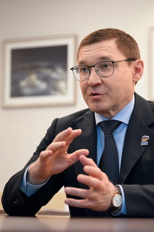 «Каждый, кто связывает свою судьбу с Единой Россией, ставит перед собой какие-то задачи. С партией их можно решить быстрее и эффективнее», - секретарь Генсовета Владимир Якушев дал интервью о результатах работы в этой должности за год. О росте актива Единой России, мифах о партии и ее обновлении, кадровых перестановках, предварительном голосовании и «паровозах», выполнении народной программы, готовности к думским выборам и будущих лидерах списка – в материале «Ъ»