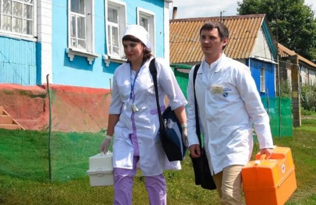 На Дону сельским медикам будут выделять бесплатные земельные участки Чтобы поддержать врачей и медсестёр, работающих в сельской местности, врио губернатора донского региона Юрий Слюсарь инициировал изменения в областной закон «О регулировании земельных отношений в Ростовской области». Закон, разработанный совместно с депутатами «Единой России», будет рассмотрен 5 июня. «Специалисты, которые приедут в сельские и городские поселения, будут получать в безвозмездное пользование земельные участки – на срок до шести лет. После землю можно будет оформить в собственность. Как ее использовать – построить жилье, или вести там личное подсобное хозяйство – медики будут решать сами», – рассказал Юрий Слюсарь в своём телеграм-канале. Бесплатно получить землю смогут врачи и медсёстры, работающие в государственных больницах и поликлиниках, получившие образование в области медицины, фармации и сестринского дела. Южная служба новостей