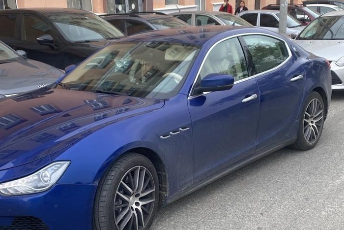 У екатеринбурженки забрали элитный автомобиль за крупный долг У екатеринбурженки забрали Maserati за долги по имущественному налогу на общую сумму более 700 тысяч рублей. Иномарку должница скрывала. Об этом сообщили в пресс-службе ГУФССП России по Свердловской области. — От оплаты налога гражданка уклонялась. Изучая имущественное положение должника, судебные приставы установили, что у должницы имеется в собственности автомобиль. Поскольку гражданка скрывала место нахождения авто, движимое имущество объявлено в исполнительный розыск, — отметили в ведомстве. Должница при этом утверждала, что иномарка находится в другом городе. Но в итоге автомобиль нашли и на него наложили арест.