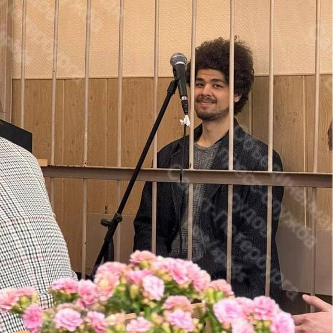 Троцкиста Гарри Азаряна задержанного после перформанса Наука мертва в СПбГУ выпустили из СИЗО Там он находился с мая прошлого года по делу об оправдании терроризма Следствие просило продлить меру в виде содержания под стражей суд отказал Друзья Азаряна пишут что его отпустили под запрет определенных действий На группу студентов которые называли себя троцкистами из ячейки Рабочая власть следствие вышло после перформанса во дворе СПбГУ После серии задержаний ячейка заявила о своей самоликвидации Telegram Все каналы Фонтанки Max