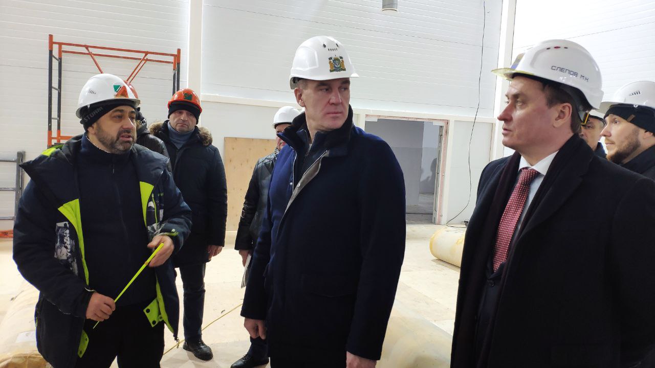 Руслан Кухарук посетил еще 2 строящихся спортобъекта в Сургуте После улицы Маяковского губернатор отправился на Университетскую здесь завершается строительство ещё двух спорткомплексов Руслану Кухаруку показали будущий Дворец боевых искусств и спорткомплекс с универсальным игровым залом Работы на обоих объектах находятся на финальной стадии Подписаться Прислать новость SiTV в MAX