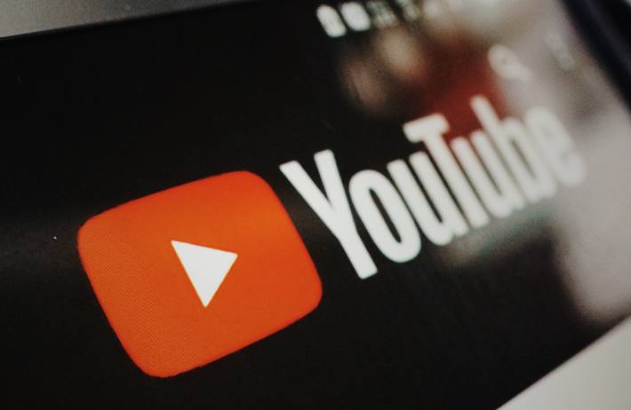 Четверть россиян ускоряют YouTube  После замедления YouTube 24% россиян стали использовать технические средства ускорения видеосервиса. Об этом сообщает Forbes со ссылкой на данные опроса компании edna.  На «VK Видео» перешло 12% опрошенных, 11% переместились на Rutube, а 10% выбрали другие отечественные платформы.  Еще 19% респондентов сказали, что продолжат смотреть YouTube, пока сервис работает, 13% просто перестали смотреть онлайн-видео, а 12% и вовсе не заметили каких-либо изменений.  Российские видеоплатформы полностью устраивают 16% россиян. 24% отметили отсутствие разнообразия контента, а 16% - нехватку любимых блогеров. Еще 10% недостает зарубежного контента.   Среди недостатков отечественных видеосервисов также перечислили неудобный интерфейс  8%  и плохо отлаженный поиск  5% .  Подписывайтесь