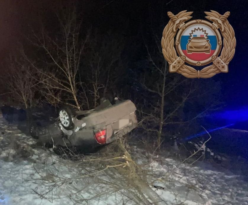 В Балашовском районе полицейские устанавливают обстоятельства ДТП с погибшим    По предварительным данным, сегодня в 21:50 на 6 км автодороги "Балашов-Романовка" мужчина 1993 года рождения, управляя автомобилем "Митсубиси Каризма", в пути следования допустил съезд с дороги с последующим опрокидыванием.   В результате ДТП пассажир-мужчина 1989 года рождения погиб.    В настоящее время по данному факту проводится проверка, все обстоятельства происшествия устанавливаются.