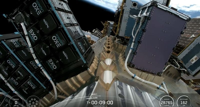 Спутник для производства полупроводников  Компания Space Forge запустила на орбиту спутник ForgeStar‑1, который должен протестировать возможность производства микрочипов в космосе. Микрогравитация и низкие температуры позволяют выращивать идеальные кристаллы, и британская компания хочет проверить это в случае с кремниевыми полупроводниками, нужными для квантовых компьютеров и ИИ. Первый спутник не вернет готовую продукцию на Землю, он лишь проверит саму возможность и качество итоговых чипов. И если все пойдет по плану, Space Forge планирует запускать по 10-12 спутников в год для производства идеальных чипов. Конечно, стоить они будут очень дорого – но судя по всему спрос есть.