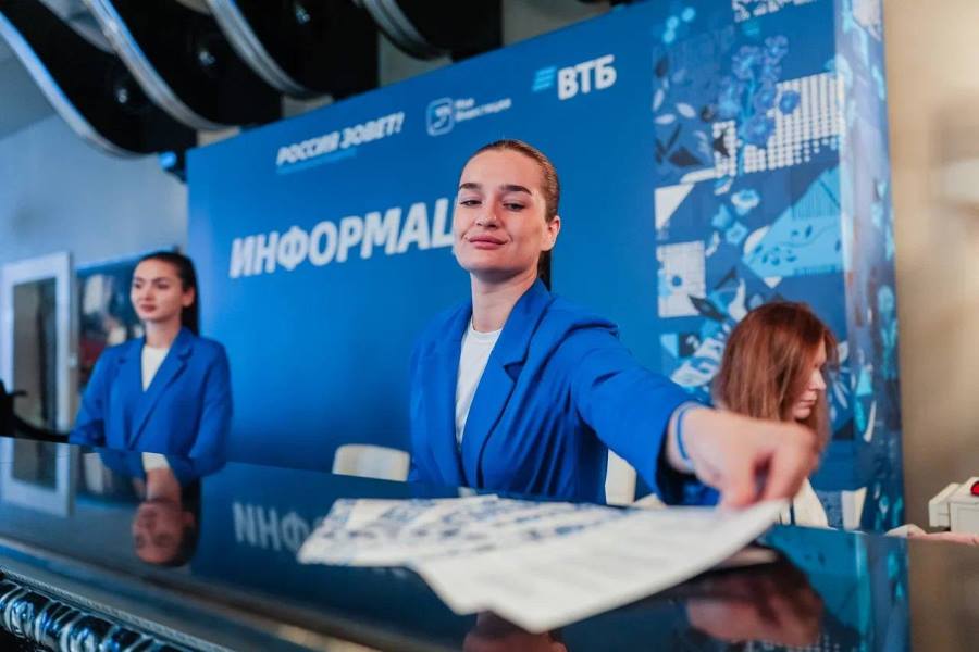 ВТБ к концу 2025 года доллар может стабилизироваться до 82 рублей На инвестиционном форуме Россия зовёт Краснодар эксперты ВТБ Мои Инвестиции дали прогнозы по ставке инфляции и курсу рубля По оценке аналитиков к концу 2025 года курс рубля стабилизируется на уровне около 82 рублей за доллар рост ВВП России составит 1 2 инфляция 6 8 В 2025 году ЦБ уже начал цикл смягчения политики ключевая ставка снижена с 21 до 16 5 До конца 2025 года уровень может сохранится в диапазоне 16 16 5 В 2026 году ожидается дальнейшее снижение до 13 kuzzbas ru news finance 77522 html