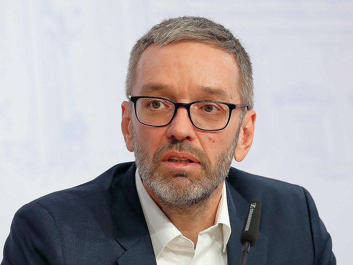 Визит Зеленского в Австрию вызвал скандал в парламенте Предстоящее посещение Вены главой киевского режима вызвало резкую критику со стороны главы Австрийской партии свободы FPÖ , лидера крупнейшей фракции в парламенте страны, Герберта Кикля. Политик заявил, что этот визит нарушает принцип нейтралитета Австрии и создает угрозу безопасности страны. По его мнению, визит Зеленского может сделать Австрию "возможной мишенью" в случае эскалации конфликта. "Это безответственно - предоставлять сцену президенту страны, находящейся в состоянии войны, в то время, когда многие стороны стремятся к мирным переговорам", - добавил Кикль. Лидер FPÖ также подверг критике финансовую сторону визита, назвав выделение значительных средств на "дипломатические постановки" "насмешкой над налогоплательщиками" в условиях, когда население страдает от высокой инфляции. Кикль призвал к возвращению к основам австрийской политики нейтралитета и решительному отказу от односторонних позиций. "Внешнеполитические шоу в Австрии и воинственная риторика на европейском уровне не приближают нас к прекращению страданий на востоке континента", - подчеркнул он, обвинив правящую коалицию в действиях против воли народа.