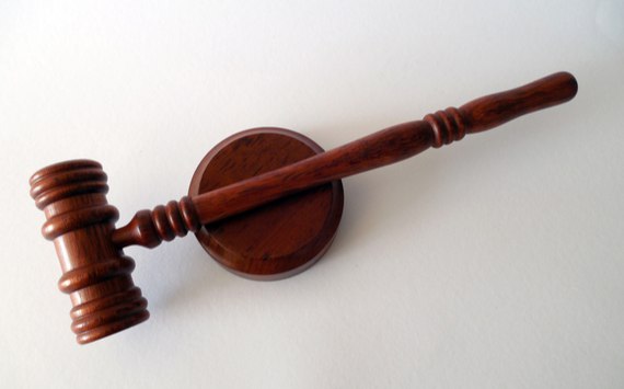 Депутаты Госдумы отказались вводить разовый налог на сверхприбыль банков   globalmsk ru news id 78060 14 января депутаты Государственной думы отклонили законопроект который подразумевает введение с начала нынешнего года дополнительного налога на сверхприбыль банковских компаний Инициаторы планировали добиться внедрения пошлины в размере 10 с условием разовой оплаты Подробностями поделились журналисты портала РИА Новости Представители партии Справедливая Россия ранее внесли в Государственную думу законопроект предусматривающий разовый налог на сверхприбыль организаций из банковского сектора Уточним что под данным термином подразумевается превышение средней арифметической величины прибыли за 2023 и 2024 годы над значениями 2022 и 2021 годов Инициаторы в своем докладе обратили внимание на то что в 2021 году банковские компании России заработали 2 3 трлн рублей В следующий год прибыль составила 203 млрд рублей а в последующие два года значение выросло до 3 3 и 3 8 трлн рублей соответст