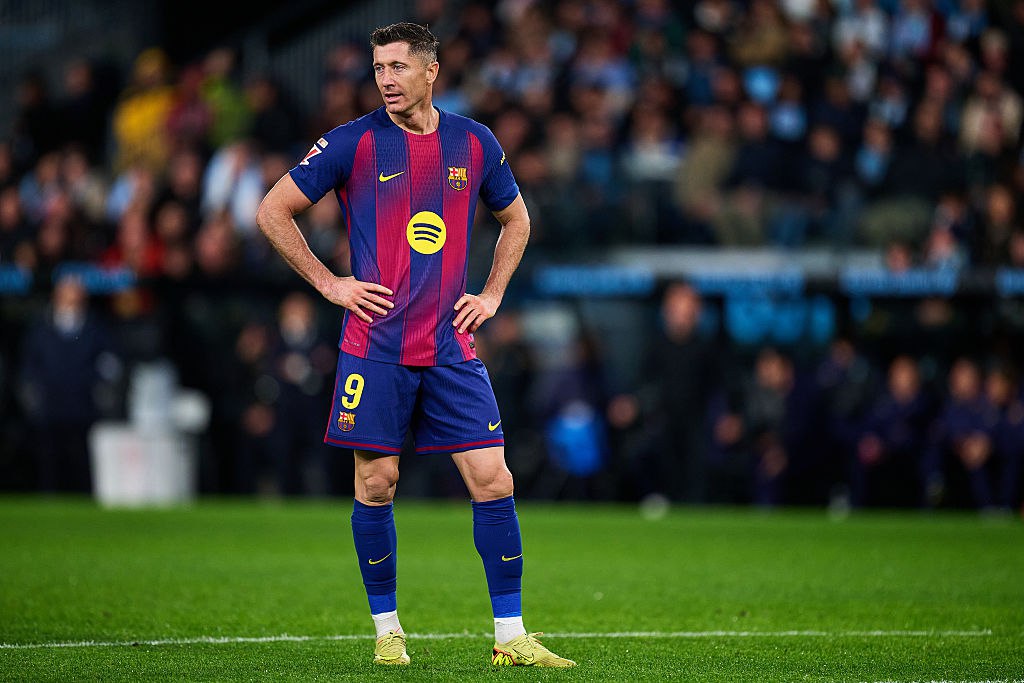 Левандовский не планирует завершать карьеру если покинет Барселону по окончании контракта Флориан Плеттенберг Также журналист рассказал что вопреки информации некоторых СМИ уходить из команды зимой Роберт тоже не планирует О возможных вариантах продолжения карьеры форварда пока не известно Ранее Левандовский поднялся на 13 е место в списке лучших бомбардиров за всю историю Барселоны О том что клуб не планирует продлевать контракт сообщал Sport es news matchtv Bruno Penas Getty Images