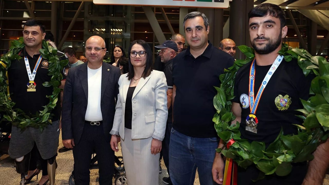 Сборная Армении по пара-армрестлингу триумфально выступила на европейском первенстве в Румынии, завоевав в общей сложности 15 медалей разного калибра, сообщает Sportball24. В борьбе левой рукой золото завоевали Саркис Степанян, Вальтер Арутюнян, Геворк Амбарцумян и Наира Месропян. Бронзовые награды на счету Гургена Антоняна, Володи Базеяна и Камо Карапетяна. В соревнованиях правой рукой чемпионами стали Вальтер Арутюнян, Володя Базеян и Наира Месропян. Обладатели серебряных медалей — Гурген Антонян и Шаген Бабаян. Бронза в активе Айка Степаняна, Эдварда Никогосяна и Севака Симоняна.