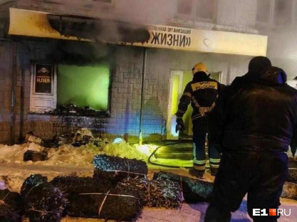 В Нижнем Тагиле подожгли два волонтерских штаба собирающих помощь для участников СВО Вечером 28 января произошли пожары в двух волонтерских пунктах которые собирают гуманитарную помощь для участников спецоперации Речь идет о штабах Искра жизни и Время действовать расположенных на улице Вогульской на расстоянии около 400 метров друг от друга По словам очевидцев пока пожарные работали на одном объекте загорелся второй написал Е1 Волонтеры пишут в своих социальных сетях что оба пожара произошли в результате поджога По их словам неизвестные разбили окна и залили внутрь зажигательную смесь В штабе Искра жизни огонь полностью уничтожил первый этаж сгорели в том числе посылки подготовленные к отправке нескольким военным В дежурно диспетчерской службе волонтерам сообщили что причиной возгорания предварительно стал поджог В пресс службе ГУ МЧС по Свердловской области подтвердили факты возгораний в Искре жизни пожар охватил 20 кв м во втором пункте около 3 кв м