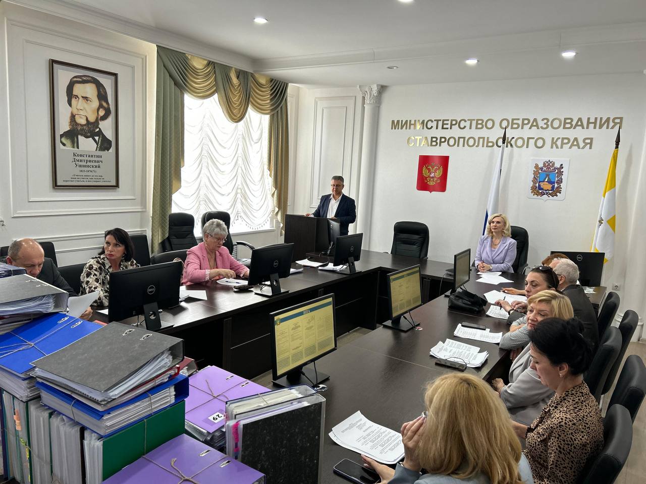 На Ставрополье определили победителей конкурса на присуждение премий лучшим учителям за достижения в педагогической деятельности В Ставропольском крае подведены итоги конкурса на присуждение премий лучшим учителям за достижения в педагогической деятельности. В соответствии с количеством премий, установленным Ставропольскому краю Министерством просвещения Российской Федерации, региональная конкурсная комиссия на итоговом заседании на основании рейтинга участников определила перечень лучших учителей края в 2025 году из первых 25 учителей. Прием документов и экспертиза работ проводились на базе Ставропольского краевого института развития образования, повышения квалификации и переподготовки работников образования. Участие в конкурсе приняли 47 педагогических работников из 24 территорий края. Учителя-победители работают в муниципальных образовательных организациях 14 округов края. В конкурсном отборе 2025 года участвовали учителя практически всех учебных предметов. Из числа победителей: 8 учителей начальных классов, 6 учителей русского языка и литературы, по 3 учителя – физики и физической культуры, 2 учителя истории и обществознания, по 1 учителю - географии, иностранного языка, информатики. В оценке материалов, представленных на конкурс, были задействованы эксперты из 5 экспертных организаций: Совета ректоров высших учебных заведений Ставропольского края; Ставропольской краевой организации Профессионального союза работников народного образования и науки Российской Федерации; Ставропольского отделения Общероссийской общественной организации лидеров образования «Учитель года»; Ассоциации педагогов-наставников Ставропольского края и Ставропольского регионального отделения Общероссийской общественно-государственной просветительской организации «Российское общество «Знание». Перечень победителей конкурса будет утвержден приказом министерства и размещен на официальном сайте. Средства на выплату премий в размере 200 тысяч рублей не подлежат налогообложению будут перечислены непосредственно Минпросвещения России на личные счета 25 победителей конкурса ко Дню учителя до 5 октября 2025 года. Награждение победителей состоится на торжественном мероприятии, приуроченном ко Дню учителя.