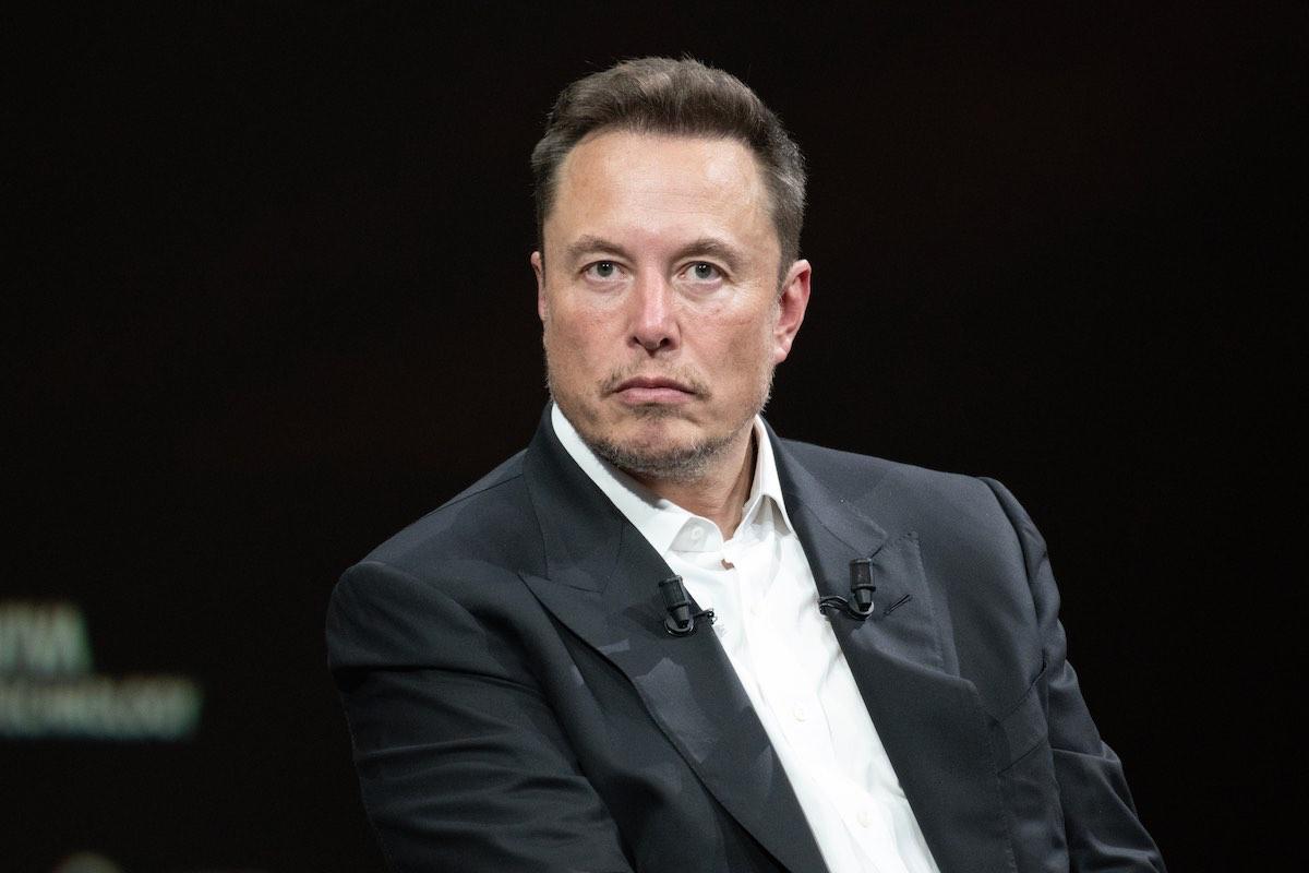Компания Tesla, принадлежащая Илону Маску и занимающаяся производством электромобилей и энергетикой, подала заявку на получение лицензии на поставку электроэнергии в британские дома.  Если запрос будет одобрен энергетическим регулятором Ofgem, Tesla сможет уже в следующем году начать конкурировать с крупными организациями, доминирующими на энергетическом рынке Великобритании — за поставку электроэнергии домохозяйствам и предприятиям в Англии, Шотландии и Уэльсе.  Заявка, подписанная Эндрю Пейном, который руководит европейским энергетическим подразделением Tesla, была подана в конце прошлого месяца. Ее рассмотрение в Ofgem может занять до девяти месяцев.
