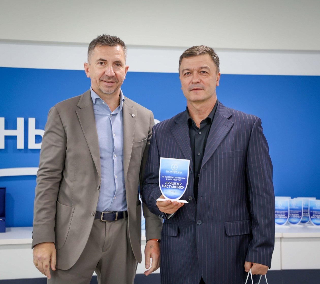 Восточный Порт наградил лучших наставников 2025 года В АО Восточный Порт прошел традиционный корпоративный праздник День наставника Ежегодно компания отмечает заслуги сотрудников которые обучают портовому делу молодых специалистов Почетного звания в 2025 году были удостоены 15 человек которые занимались теоретическим и практическим обучением молодежи сообщает пресс служба АО Восточный Порт   Наградой им стали ценные подарки из рук руководителя безусловное признание и уважение со стороны коллег и конечно благодарность учеников Фото пресс служба АО Восточный Порт ВосточныйПорт