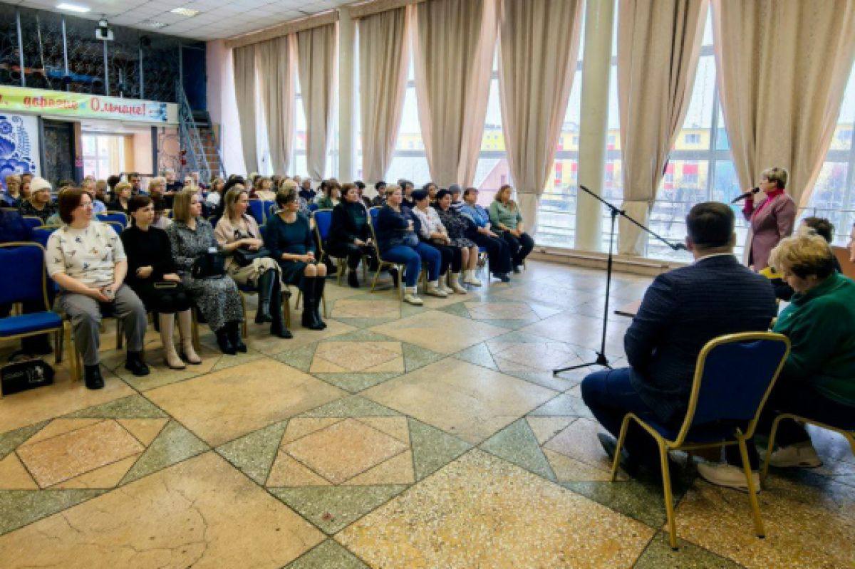 Александр Басанский Главное обеспечить для жителей качественную и доступную медицинскую помощь Здоровье граждан повышение продолжительности жизни активное долголетие старшего поколения защита материнства и детства приоритетные направления работы Единой России В Ольском округе состоялось рабочее обсуждение проблем и перспектив развития системы здравоохранения территории Во встрече приняли участие представители Единой России первый заместитель председателя областной Думы Александр Басанский и глава округа Ирина Ерисова Центральной темой стала дальнейшая работа Ольской районной больницы и вопросы повышения доступности медицинской помощи для жителей Необходимость преобразований связана с изменением демографической ситуации и современными требованиями к организации медпомощи При этом принципиальным остаётся сохранение медицинского коллектива и всех действующих ставок Планируется формирование единого общепрофильного отделения и развитие социально востребованных направлений в частности открытие паллиативных коек Это позволит повысить доступность медицинской помощи для жителей округа и укрепить устойчивость учреждения Ситуация будет находиться на депутатском контроле Самое главное сохранить специалистов достойные условия труда и обеспечить для жителей качественную и доступную медицинскую помощь подчеркнул Александр Басанский Мы в MAX ВК ДЗЕН ОК