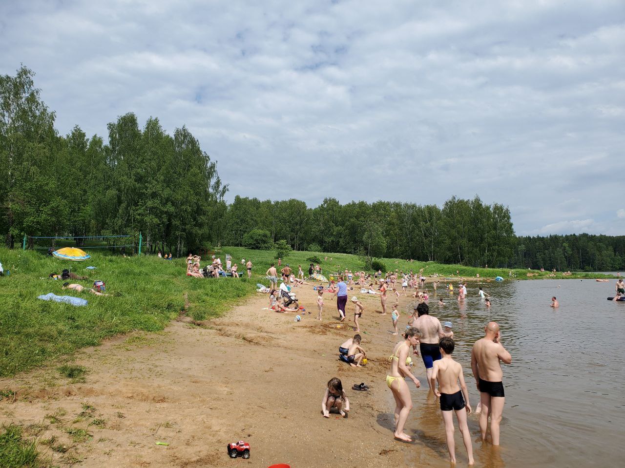 В Сергиево-Посадском округе определили места для купания  К началу сезона была проведена масштабная работа по подготовке официальных мест для купания: водолазы обследовали дно, очистили берега от мусора, был подсыпан песок там, где это требовалось.  Взятые в начале июня пробы воды в водоёмах округа не соответствовали нормам по микробиологическим показателям. В связи с этим были установлены таблички «Купаться запрещено» на следующих пляжах: Лесное озеро, Загорское море, Ваулинская плотина, пруд в районе села Васильевское.  «Вероятно, такое качество воды было связано с ранней весной и преждевременным цветением воды, которое в этом году началось на полтора месяца раньше срока. Но прохладная погода с дождями исправила ситуацию: водоёмы очистились естественным образом. Соответствующие результаты пришли нам буквально на днях. Купаться можно везде, кроме пруда в Васильевском», — рассказал Александр Суворов, начальник отдела ГО и ЧС администрации Сергиево-Посадского округа.  Повторные пробы воды, результат которых стал известен 30 июня, показали, что купаться в водоёмах округа безопасно. Только пруд в Васильевском загрязнён из-за большого количества СНТ вокруг, здесь купаться запрещено.  Итак, на территории Сергиево-Посадского округа купаться можно в следующих водоемах: — «Лесное озеро», мкр. Ферма; — озеро «Загорское море», пляж со стороны мкр. Семхоз; — озеро «Загорское море», пляж со стороны СНТ «Энергетик»; — Ваулинская плотина, д. Ваулино; — Макаркин пруд, г. Пересвет.  На территории каждого пляжа с 9:00 до 21:00 дежурят спасатели.  Администрация Сергиево-Посадского округа призывает жителей соблюдать правила безопасности на воде. Никогда не ныряйте в незнакомых местах — глубина и наличие подводных препятствий могут быть неожиданными и опасными.