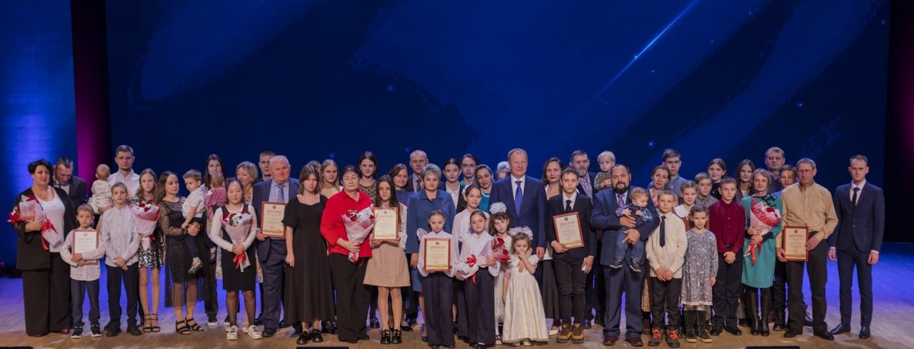 В Алтайском крае впервые отметят День многодетной семьи Этот праздник был учрежден в прошлом году Год семьи по инициативе Виктора Томенко Сегодня в регионе живут более 37 тысяч многодетных семей в которых воспитываются 124 тысячи детей В 2024 году указом Президента России были приняты дополнительные меры для поддержки Законом Алтайского краевого Заксобрания установлено что многодетной считается семья с тремя и более детьми Меры социальной поддержки предоставляются до достижения старшим ребенком 18 лет или 23 лет при условии его очного обучения в образовательной организации Многодетным семьям в крае предоставляются 12 мер поддержки без учета нуждаемости Семьи получают региональный материнский капитал ежегодные выплаты на одежду для школьников компенсацию за земельный участок Также 30 компенсация на оплату жилья и коммунальных услуг бесплатный проезд для школьников и другие льготы С полным списком мер социальной поддержки для многодетных семей можно ознакомиться на сайте Минсоцзащиты clck ru 3QqhLU 26 декабря в Барнауле на краевой эстафете родительского подвига Согрей теплом родительского сердца буду чествовать 35 многодетных семей Это крепкие семьи которые внесли значительный вклад в развитие экономики социальной сферы и культуры региона и достойно воспитали своих детей Их наградят в шести номинациях в том числе Семья участника СВО