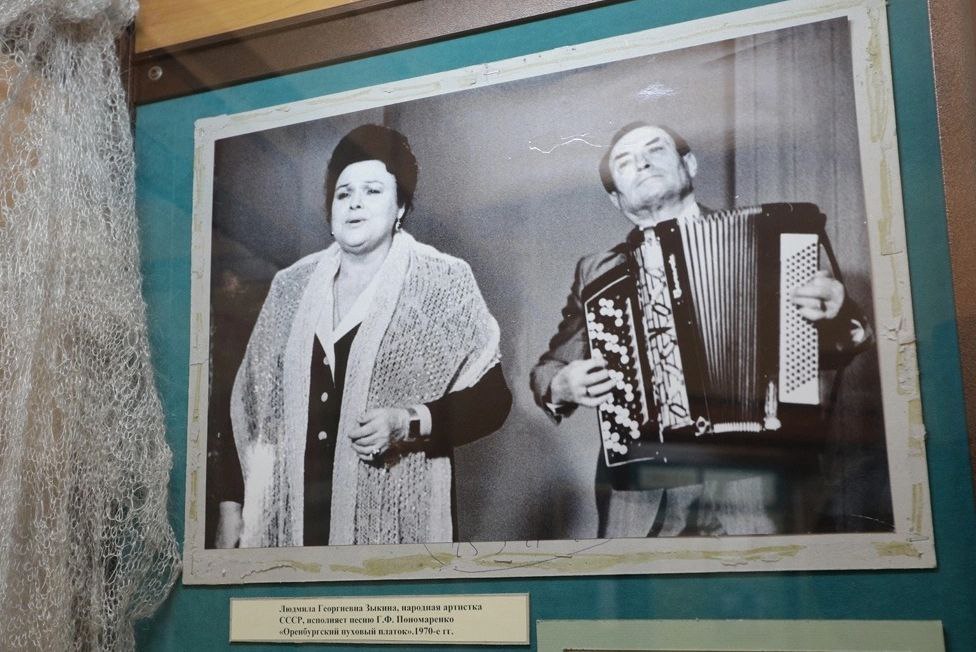 105 лет назад родился Григорий Пономаренко автор песни Оренбургский пуховый платок Композитор песенник народный артист РСФСР он создал музыку почти для тысячи произведений от оперетт и джазовых композиций до всеми любимых народных песен В разные годы Григорий Федорович жил на Украине в Волгограде Липецке Иванове Оренбурге где и сочинил песню Оренбургский пуховый платок ее исполняла Людмила Зыкина Но своим домом Григорий Пономаренко всегда называл Кубань в Краснодаре ему установлен памятник мемориальная доска его именем названа местная филармония создан Музей квартира rodinargru