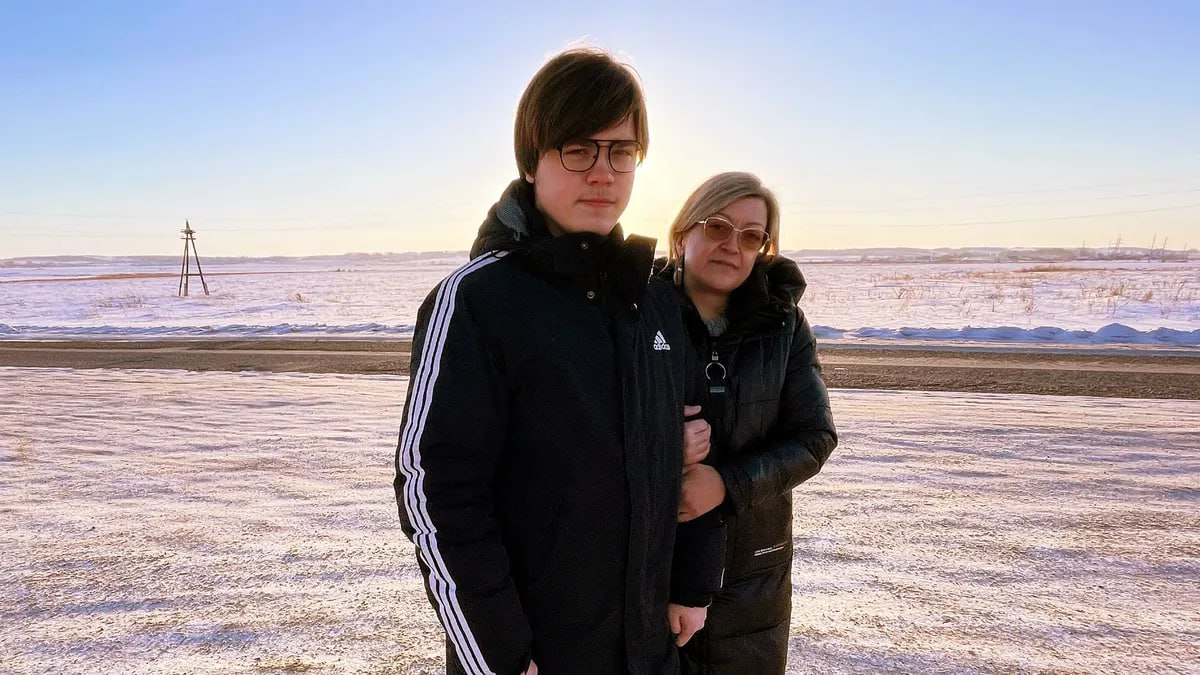 Против канского подростка Никиты Уварова возбудили новое дело за месяц до освобождения из колонии Анна Уварова сообщила Новой газете о звонке из красноярского СИЗО 1 куда перевели ее сына Никиту из красноярской ИК 31 Следователь сообщила женщине что против ее сына возбуждают новое дело из за связей с экстремистской организацией и добавила что адвокат юноши может вступать в дело О какой организации речь и какую статью вменяют Уварову неизвестно 19 марта он должен был выйти на свободу 20 летний Никита Уваров из Канска Красноярский край главный фигурант дела канских подростков В 14 лет его задержали из за листовок в поддержку политзаключенного Азата Мифтахова и других репрессированных В феврале 2022 го Уварова приговорили к 5 годам колонии по делу о подготовке теракта из за переписки про взрыв ФСБ в Майнкрафте Фото Новая газета