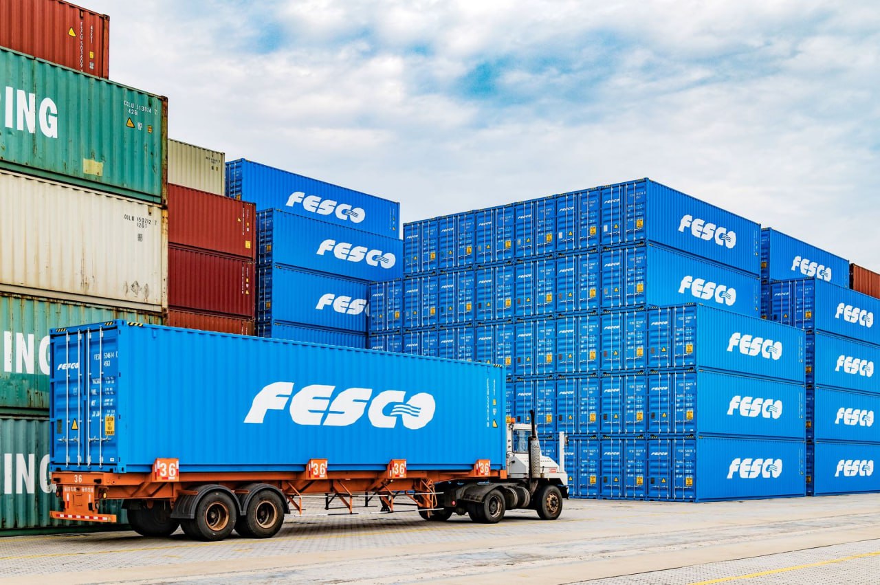 В Fesco заявили что санкции против ДВМП не повлияют на основную деятельность Санкции Евросоюза против Дальневосточного морского пароходства ДВМП головная компания группы Fesco существенно не повлияют на основную деятельность группы компания работает в штатном режиме сообщили в Fesco Санкции Евросоюза введенные сегодня в отношении ПАО ДВМП существенно не повлияют на основную деятельность группы которая в первую очередь сосредоточена на внешнеторговых контейнерных перевозках с дружественными государствами а также на внутрироссийских направлениях Сервисы продолжают работать в штатном режиме без каких либо изменений сказали в компании