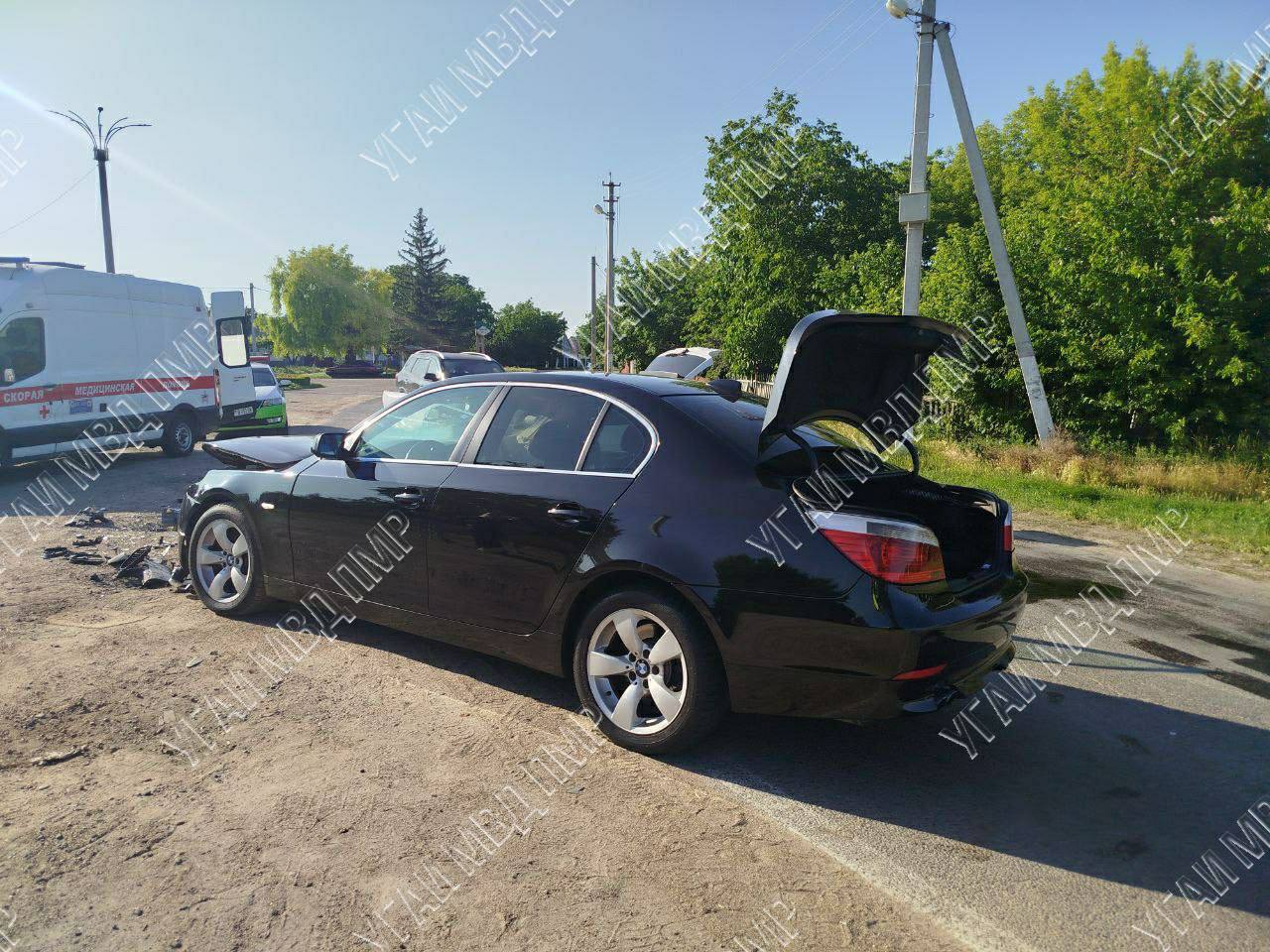 Выехал на встречку, попал в ДТП Авария произошла 8 июня вечером в Григориополе, на улице Мичурина. Водитель на «БМВ» ему 24 года превысил безопасную скорость движения и выехал на встречную полосу. По ней в это время ехал «Фольксваген». Избежать столкновения не удалось. В результате ДТП пострадали люди, находившиеся в «Фольксвагене». У 18-летней пассажирки перелом бедра, рваные раны лица, у 20-летнего водителя сотрясение мозга и травмы головы. Оба госпитализированы в Григориопольскую ЦРБ. На место аварии прибыли пожарные и спасатели. Огнеборцы пролили асфальт от растёкшегося масла. Автомобили получили механические повреждения и были помещены на охраняемую стоянку Григориопольского РОВД. По факту ДТП проводится разбирательство. Пресс-центр МВД ПМР