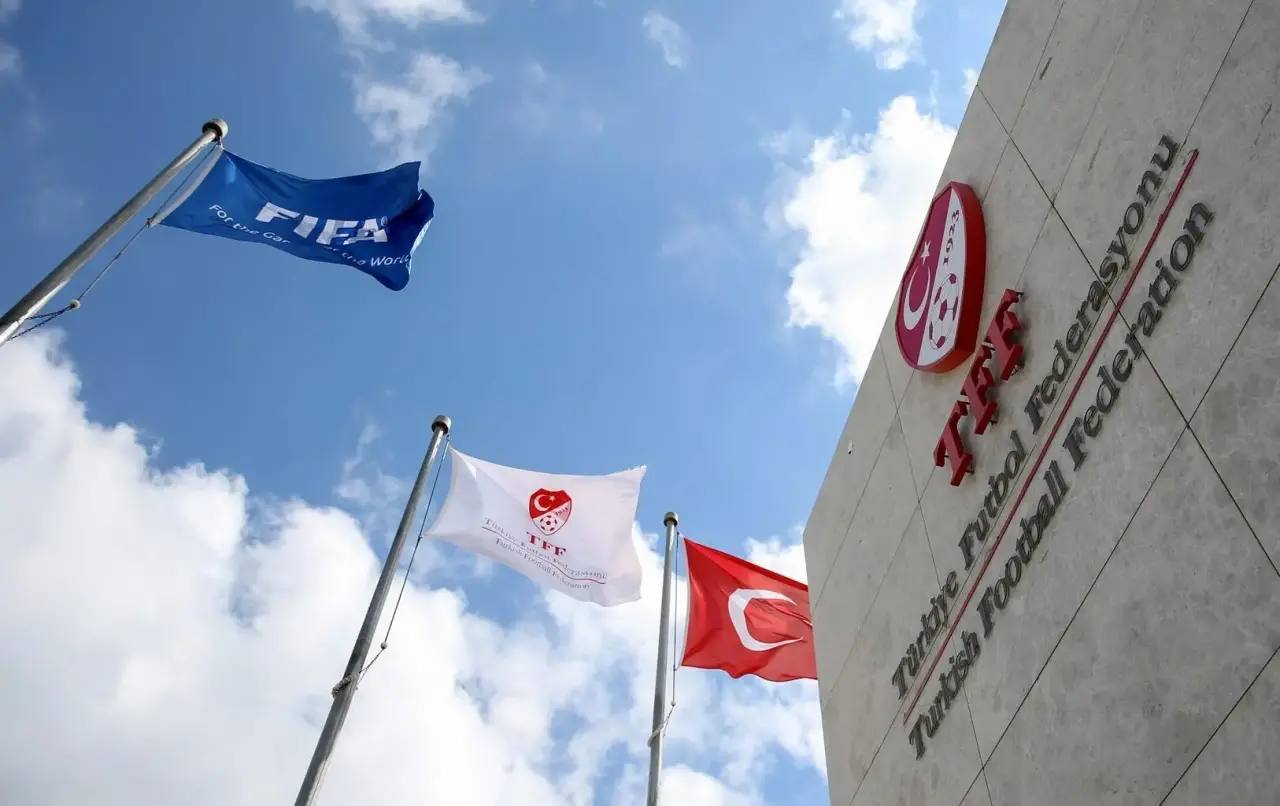 В Турции выдали ордер на арест 14 футболистов по делу о незаконных ставках Среди подозреваемых совершавших ставки против своей команды бывший гендиректор Галатасарая Эрден Тимур еще один подозреваемый имевший подозрительные финансовые операции и счет для ставок На данный момент задержаны 24 человека еще один находится в тюрьме за другое преступление Подписывайтесь на РИА Новости Спорт в MAX