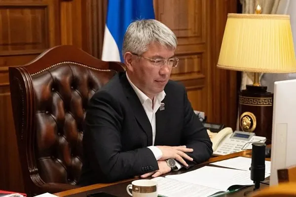 Глава Бурятии рассказал о форуме креативных индустрий На площадке пресс центра ТАСС рассказали о международном форуме креативных индустрий Создано на Дальнем Востоке от контента к капиталу возрастное ограничение 6 который пройдёт с 21 по 23 мая в Улан Удэ Об этом сообщил глава Бурятии Алексей Цыденов в социальных сетях Для Бурятии это возможность дать существенный толчок для развития креативных индустрий благодаря инициативе Минвостокразвития и корпорации развития Дальнего Востока и Арктики Наша цель привлечь в креативную экономику реальные инвестиции Под новые проекты рабочие места развитие городов и наших сельских районов пояснил глава республики По словам главы форум даст бурятскому бизнесу и творческим командам возможность привлечь инвестиции в свои проекты личные встречи с федеральными экспертами продюсерами и лидерами рынка деловые контакты с партнёрами из Монголии Китая и других стран Фото пресс служба правительства РБ