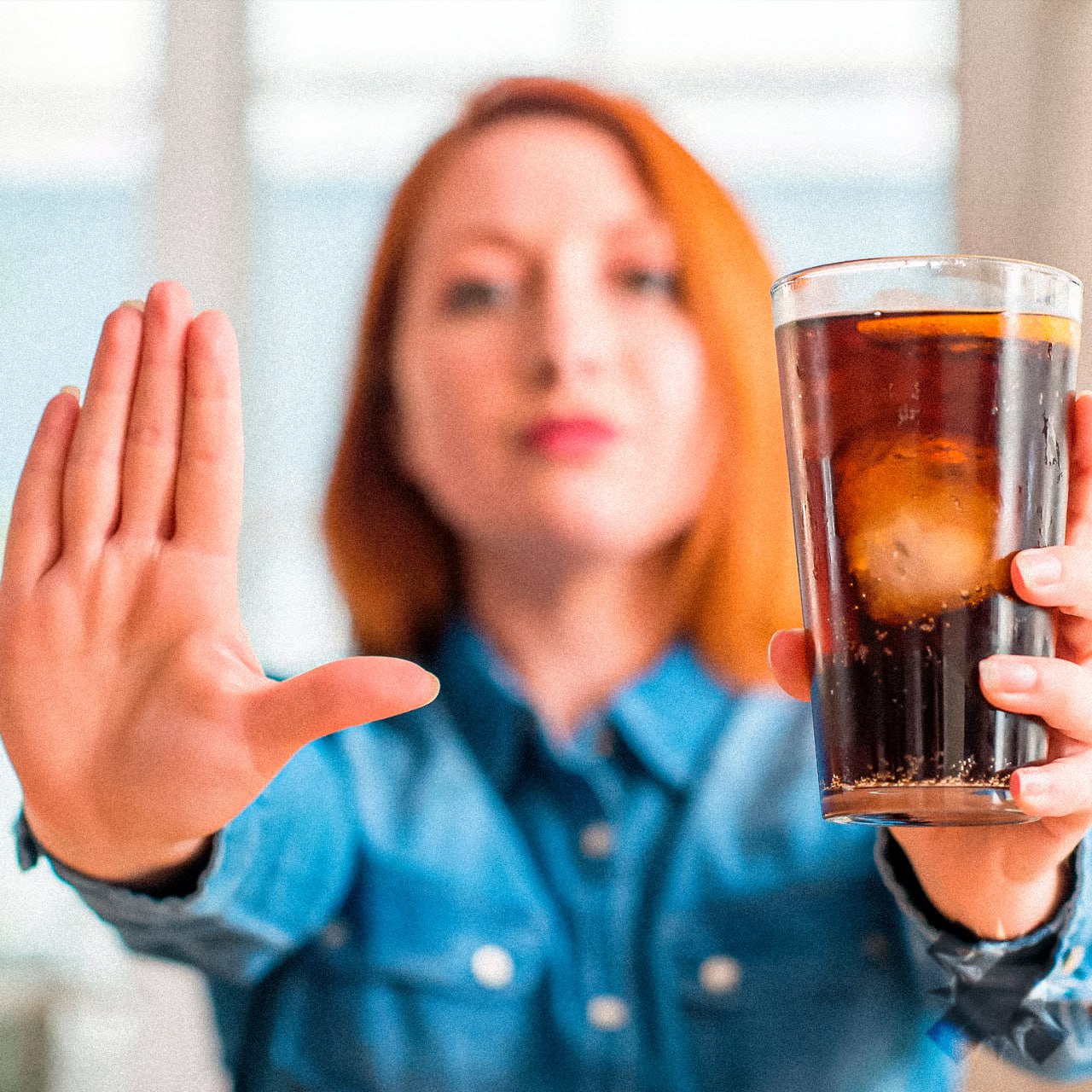 Газировка может повышать риск появления депрессии Зарубежные профильные СМИ пишут что частое употребление сладких газированных напитков нарушает баланс кишечных бактерий Учёные заметили рост бактерии Eggerthella ассоциированной с ухудшением психического состояния Самое неожиданное эффект почти полностью проявился у женщин а вот мужчинам повезло коку пить не перестану пора реально завязывать с этой химией НМШ