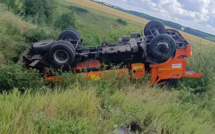 Серьезную аварию в Мордовии устроил 59-летний пьяный «камазист». Утром 23 июля на дороге в Атяшевском районе он опрокинул свой топливозаправщик. С места ДТП мужчину увезли в больницу. По данным республиканской ГАИ, авария на 10 км дороги «Атяшево – Козловка» произошла в 09:10. Согласно предварительной версии, из-за высокой скорости водитель «Камаза» не справился с управлением и съехал в кювет, где топливозаправщик и опрокинулся. Лихачу потребовалась госпитализация. Патрульные составили на него протокол за вождение в нетрезвом виде.