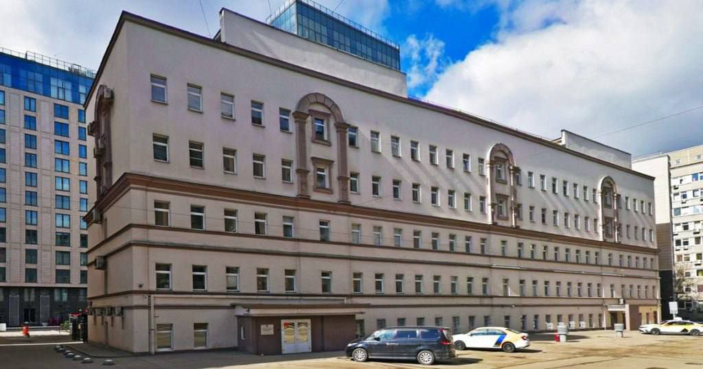 На месте бывшего здания Москомархитектуры на улице Гашека появится огромный бизнес центр площадью 29 790 м² московские власти одобрили стройку Для сравнения площадь нынешней пятиэтажки составляет 3289 м² то есть она почти в десять раз меньше Локация для офисного центра отличная напротив Моспроект рядом Триумфальная площадь Настолько отличная что эксперты ожидали увидеть на площадке очередной клубный дом Но теперь очевидно что вместо элитного ЖК здесь появится не менее элитный деловой центр