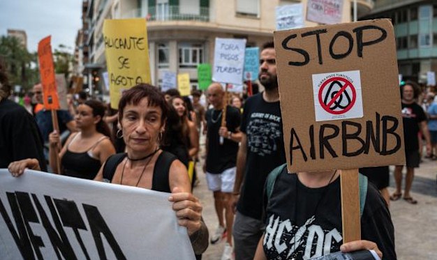 Испанские власти потребовали от Airbnb убрать из каталога 65,9 тысячи объявлений о сдаче отпускного жилья в стране. В них либо нет номера лицензии, либо не уточнён владелец. Сервис попробует оспорить требование vc.ru/travel/1996715