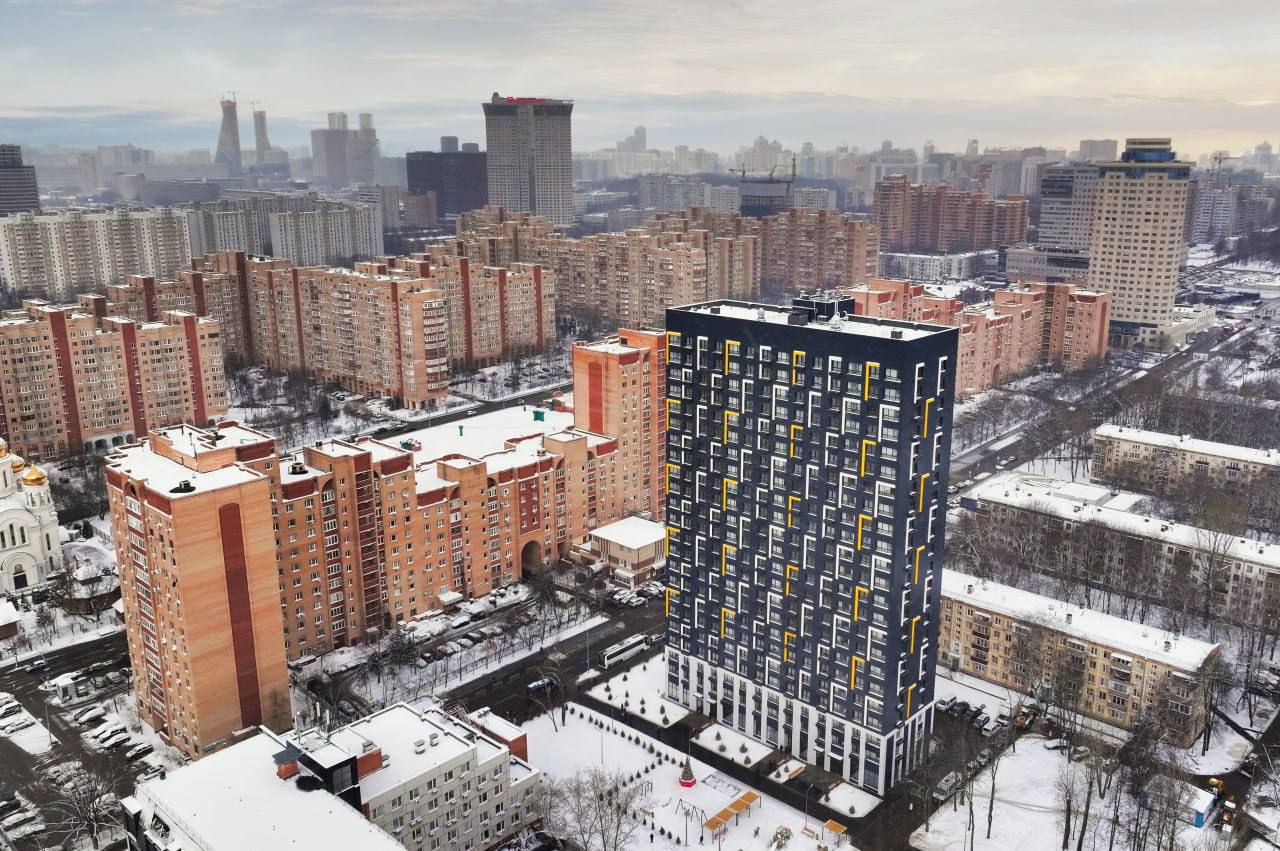 Взяли новую высоту за 6 месяцев построили дом по реновации Это стало возможным благодаря использованию крупномодульной технологии она позволяет ускорять сроки строительства и улучшать качество зданий срок службы таких домов достигает 100 лет Но это не единственная особенность новостройки на ул Гарибальди Она примечательна ещё и тем что в неё по программе реновации переедет юбилейный 250 тысячный москвич Все подробности в посте мэра в Telegram или в мессенджере MAX stroi mos ru