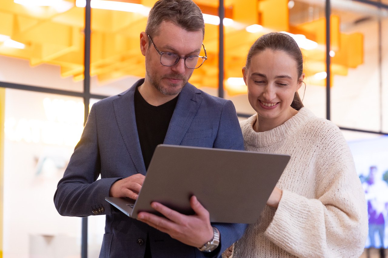 Нейросети взрослеют вместе со своими пользователями Нейросети перестают быть исключительно игрушкой молодёжи и активно входят в повседневную жизнь широкого круга россиян Так интерес к искусственному интеллекту резко вырос среди архангелогородцев старше 55 лет Согласно исследованию МегаФона основанному на обезличенных данных за девять месяцев 2025 года количество таких пользователей увеличилось в 7 5 раза по сравнению с аналогичным периодом предыдущего года