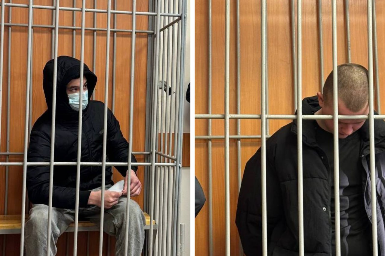 В Омске суд арестовал двоих парней которые вымогали у молодого жителя Омска 250 тысяч рублей Как сообщили в региональной прокуратуре под стражу заключены парни в возрасте 18 и 20 лет Им инкриминируют похищение человека совершенное группой лиц по предварительному сговору из корыстных побуждений Как сообщили в региональном Следкоме 16 января омичи встретили на улице своего 19 летнего знакомого и вывезли на кладбище где стали требовать от него 250 тысяч рублей По данным прокуратуры вымогательство происходило на погосте возле поселка Ракитинка Омского района После получения части денег 25 тысяч рублей и согласия жертвы отдать остальное парня отпустили После этого он обратился к силовикам Будьте в курсе даже офлайн NGS55 в MAX